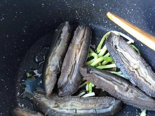 12、葱油烧海参,放入海参。