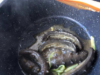 14、葱油烧海参,翻炒均匀,加开水略煮一两分钟。