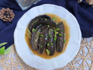 16、葱油烧海参,撒上葱花,美味即成。