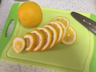2、柠檬川贝膏,切片，片稍微厚一点，太薄会煮烂，去籽，不去籽会苦。