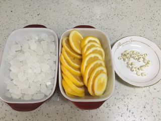 3、柠檬川贝膏,冰糖、柠檬、川贝，备用。