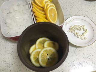 4、柠檬川贝膏,隔水炖内胆要求干净无水，将柠檬片铺到内胆中，铺满。