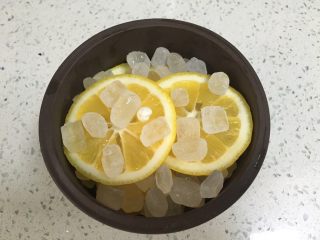 7、柠檬川贝膏,铺满。不需要加水，一滴也不要。