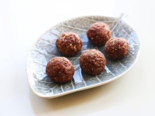 1、养颜之玫瑰馅儿饼,先炒一把面粉,炒至微微发黄,与花生仁碎、熟芝麻、玫瑰酱一起拌匀成馅儿,然后分开分别搓圆待用。