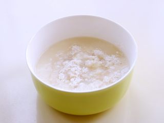 2、养颜之玫瑰馅儿饼,我们做这个饼,采用半汤面的方法,先加开水和将近一半的面。