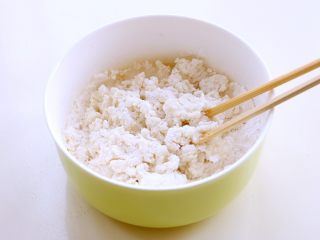 3、养颜之玫瑰馅儿饼,用一双筷子搅匀,不用下手哦!