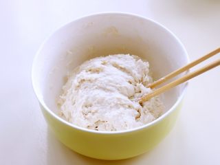 4、养颜之玫瑰馅儿饼,晾至微凉,再用清水和好余下的面粉。