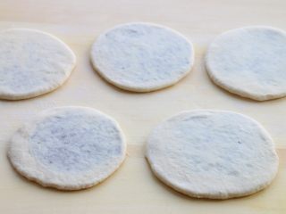 8、养颜之玫瑰馅儿饼,包好,捏紧收口,收口向下,轻轻擀开。