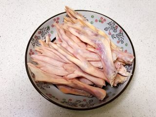 1、卤鸭爪,把鸭爪清洗干净