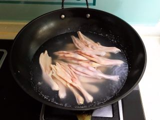 2、卤鸭爪,冷水下锅,水开后焯水4分钟