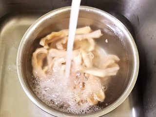 3、卤鸭爪,把焯好的鸭爪捞出来用冷水冲凉