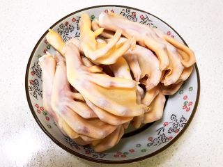 4、卤鸭爪,把凉透的鸭爪捞出来,这样卤出来的鸭爪口感筋道