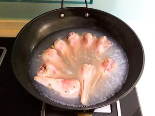 6、卤鸭爪,鸭头焯水4分钟