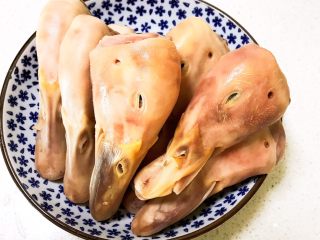 7、卤鸭爪,把焯好的鸭头捞出来