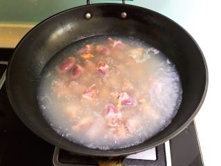 9、卤鸭爪,鸭心焯水3分钟