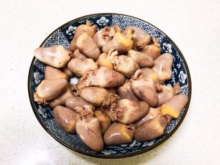 10、卤鸭爪,把焯好的鸭心捞出来