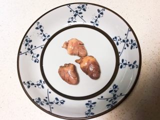 11、卤鸭爪,把鸭心两侧各切3刀,这样处理好的鸭心更容易入味,吃的时候也会很容易就被夹起来