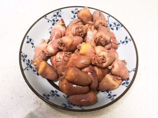 12、卤鸭爪,把所有的鸭心都处理好