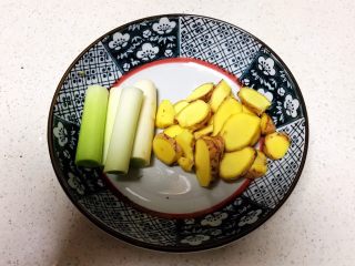 13、卤鸭爪,大葱切成段,鲜姜切成小片