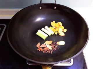 15、卤鸭爪,把所有辅料都放入锅里