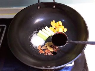 17、卤鸭爪,加入老抽