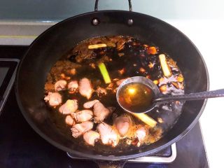22、卤鸭爪,加入料酒,加入精盐