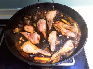 23、卤鸭爪,加入鸭头,大火烧开后煮20分钟