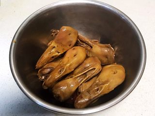 24、卤鸭爪,把卤好的鸭头捞出来