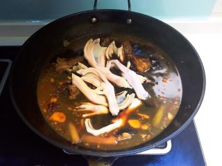 26、卤鸭爪,加入鸭爪