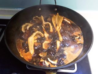 27、卤鸭爪,大火烧开后小火煮40分钟