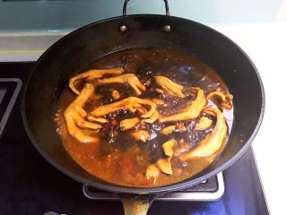 28、卤鸭爪,鸭爪煮熟了