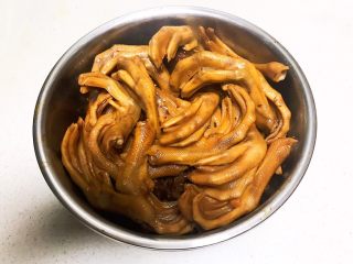 29、卤鸭爪,把鸭爪捞出来