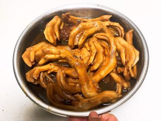 30、卤鸭爪,把卤汁捞出所有辅料后倒入盆中,继续浸泡3个小时左右