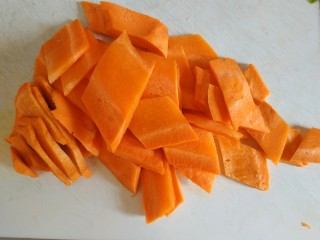 1、青椒炒胡萝卜,胡萝卜切片