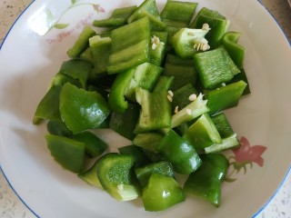 2、青椒炒胡萝卜,青椒切小块