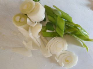 3、青椒炒胡萝卜,葱切片