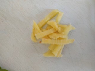 4、青椒炒胡萝卜,姜切丝