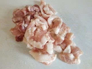 5、青椒炒胡萝卜,五花肉去皮,切小薄片儿