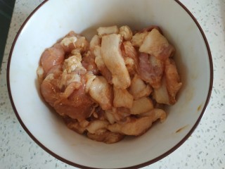 6、青椒炒胡萝卜,五花肉中加入一勺生抽一勺料酒,一勺淀粉,一勺植物油,搅拌均匀