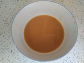 7、青椒炒胡萝卜,小碗中放入一勺生抽,半勺蚝油,一勺淀粉,适量清水,搅拌均匀