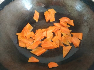 8、青椒炒胡萝卜,锅中放入适量植物油,放入胡萝卜翻炒至变软,盛出待用