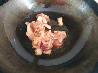 9、青椒炒胡萝卜,放入五花肉翻炒