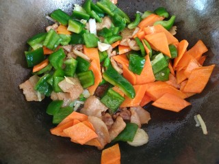 11、青椒炒胡萝卜,放入胡萝卜和青椒翻炒