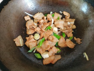 10、青椒炒胡萝卜,五花肉变黄,油耗出来,变卷曲,加入葱姜翻炒