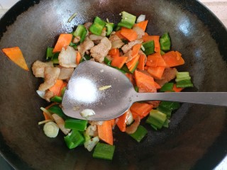 12、青椒炒胡萝卜,加入适量盐翻炒