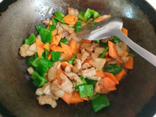 13、青椒炒胡萝卜,倒入小碗中的调料