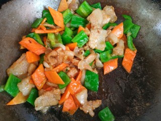 14、青椒炒胡萝卜,大火烧开翻炒均匀关火出锅