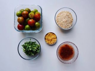 1、潮汕毂（ka）蜡李,准备好食材，香菜洗净切成细碎状备用，取适量梅汁兑水备用。梅汁是自家手作的，南姜梅粉是在下厨房购买的。