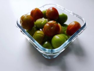 4、潮汕毂（ka）蜡李,拍碎的李子，呈裂开状，花生末和香菜梅汁能渗入果肉。