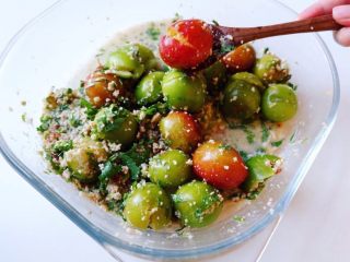 5、潮汕毂（ka）蜡李,所有东西准备好后，搅拌均匀就能开吃了。